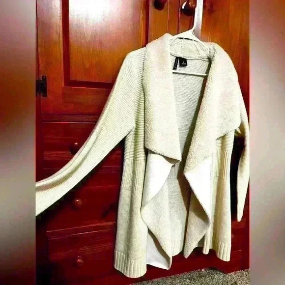 Super soft Cardigan - with faux fur collar - New Directions, Medium. Beautiful! - Picture 2 of 8